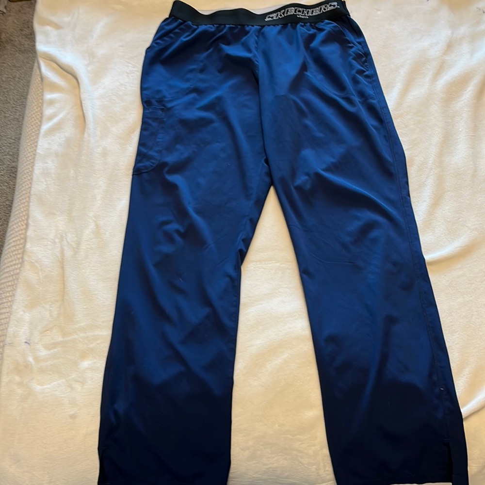 Women’s large Skechers scrub pants.